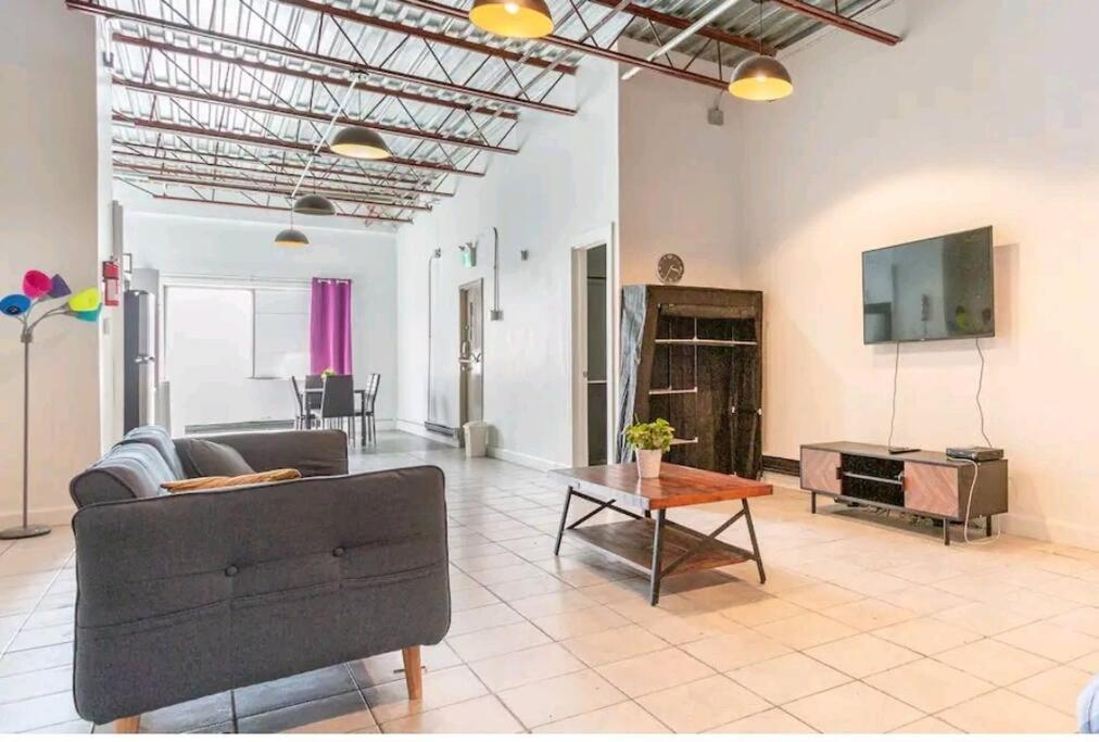 No2 Plaza St-hubert Metro Jean-talon Jarry Parc Apartment Montreal