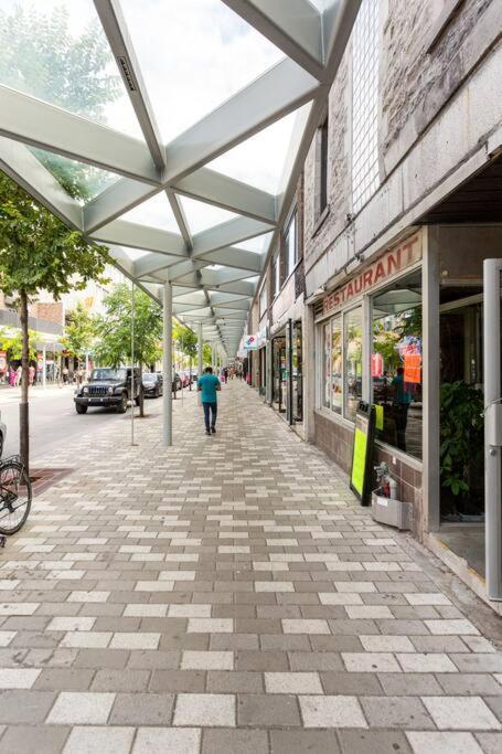 No2 Plaza St-hubert Metro Jean-talon Jarry Parc