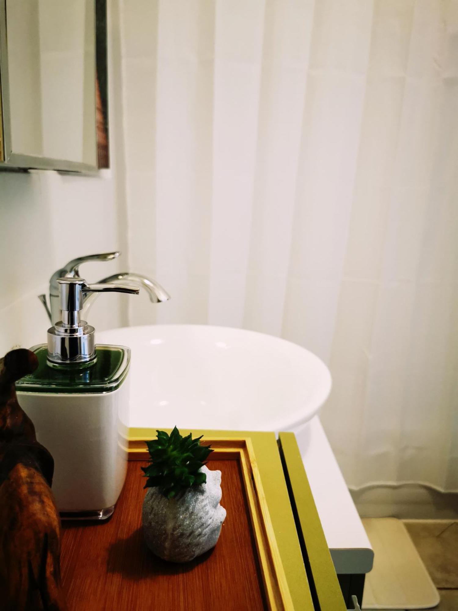 Plush 2 Bedroom Unit 5min Downtown Off Wellington Apartment Montreal