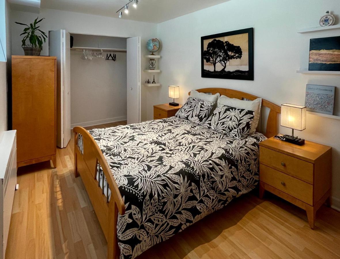 Cozy In Great Location With Free Parking - 31 Night Minimum * Montreal