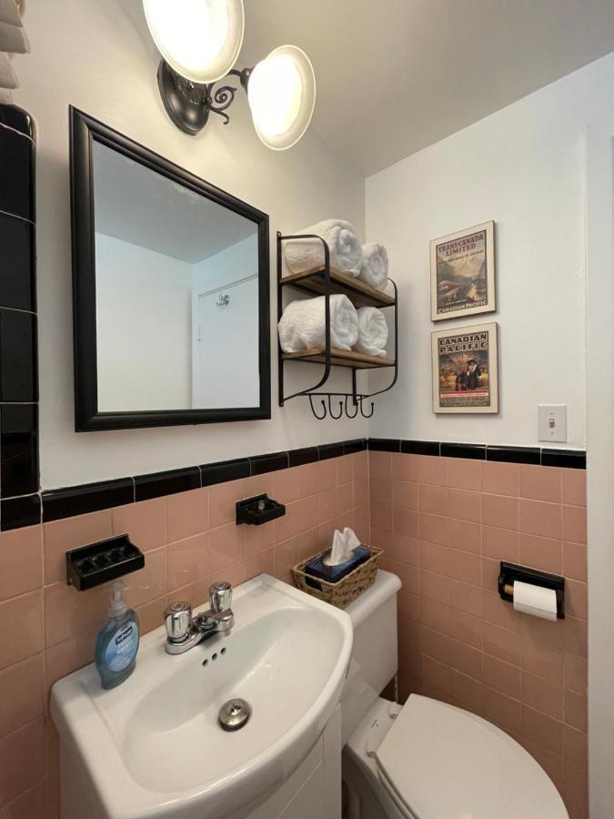 Apartment Cozy In Great Location With Free Parking - 31 Night Minimum Montreal