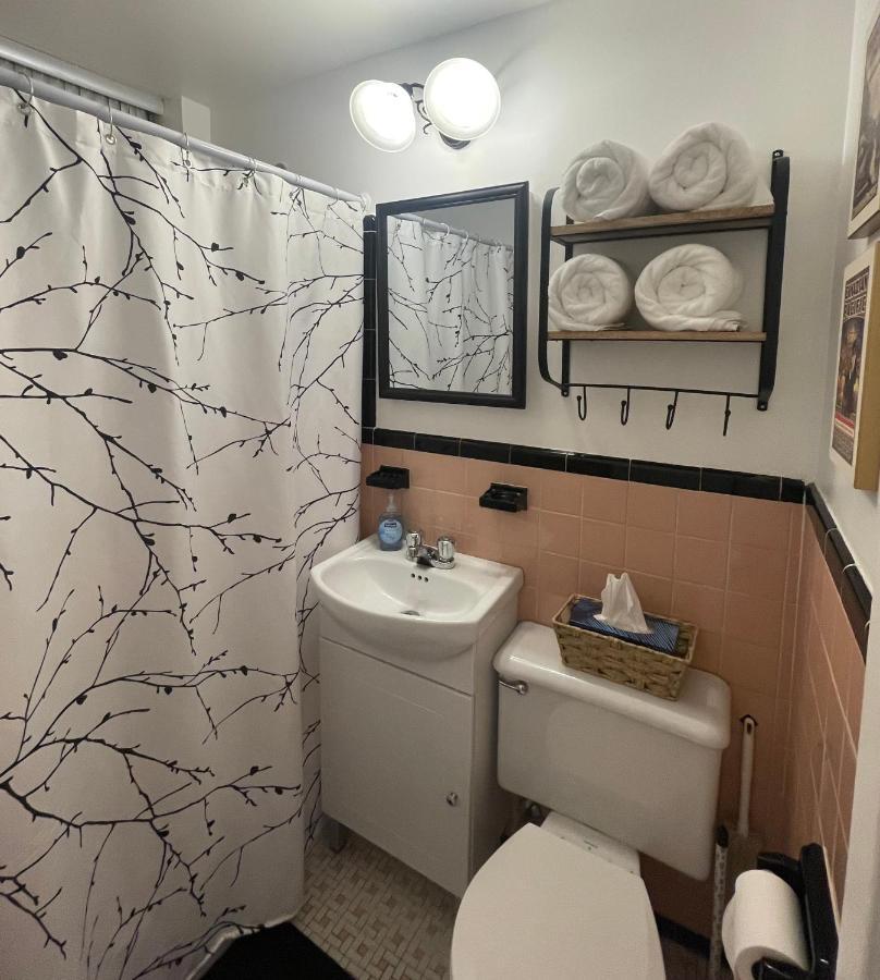 Cozy In Great Location With Free Parking - 31 Night Minimum *