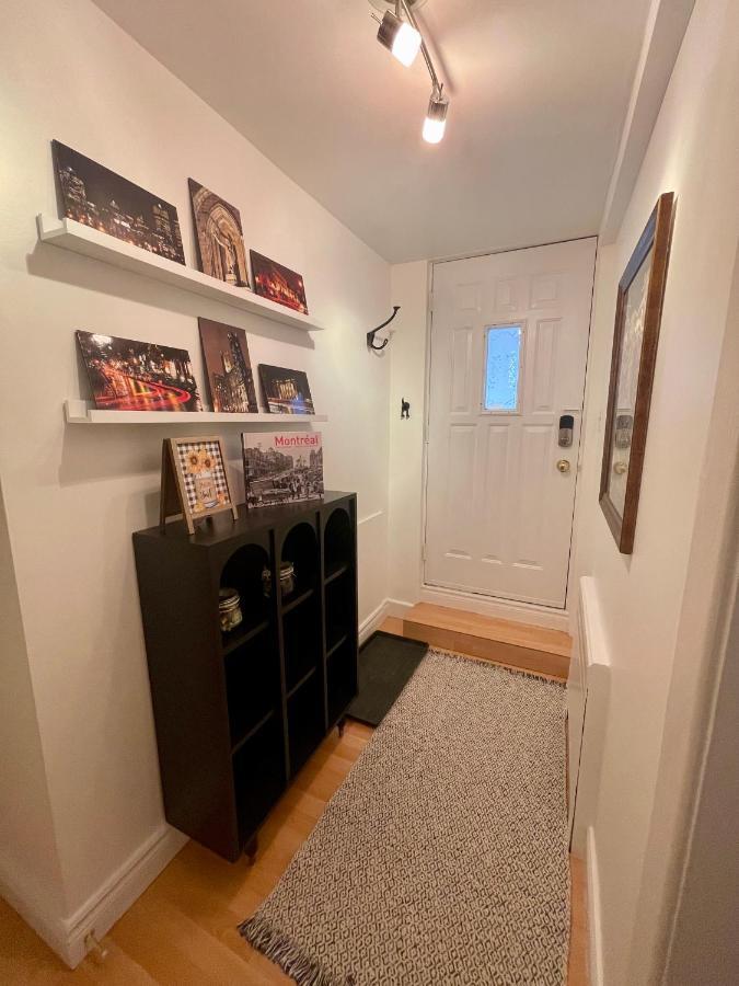 Cozy In Great Location With Free Parking - 31 Night Minimum Montreal