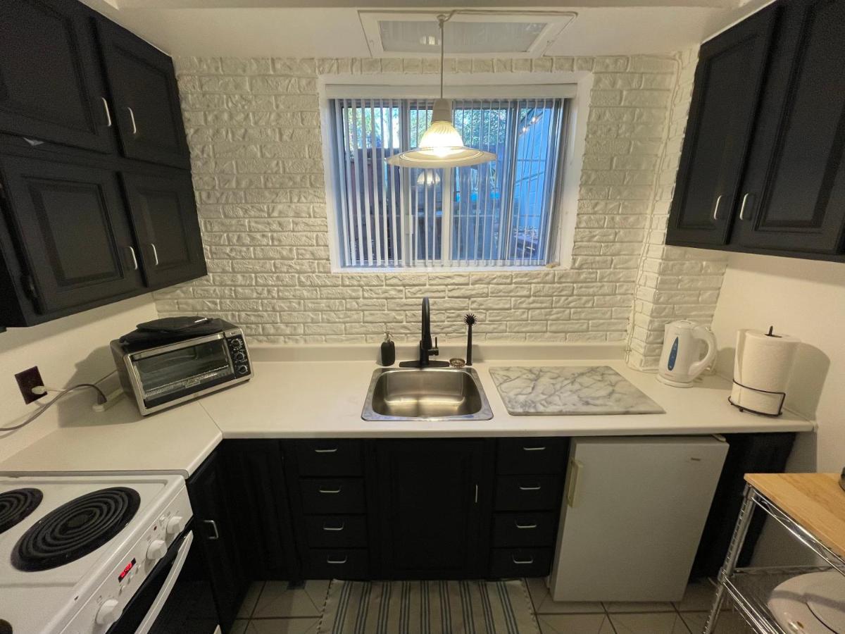 Apartment Cozy In Great Location With Free Parking - 31 Night Minimum Montreal