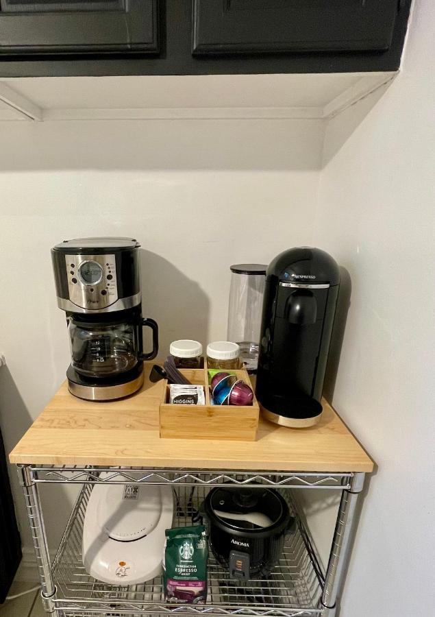 Cozy In Great Location With Free Parking - 31 Night Minimum Montreal