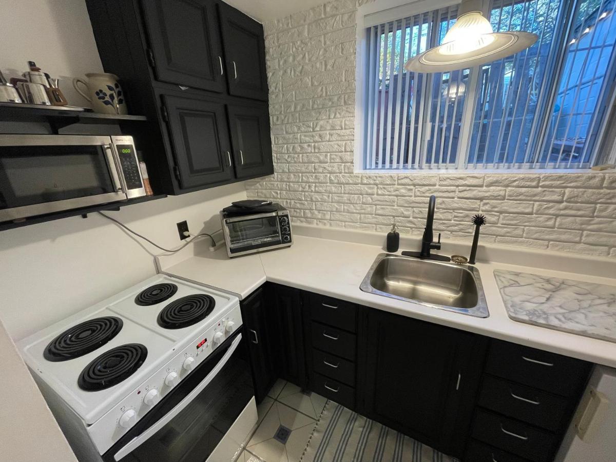Cozy In Great Location With Free Parking - 31 Night Minimum Apartment Montreal