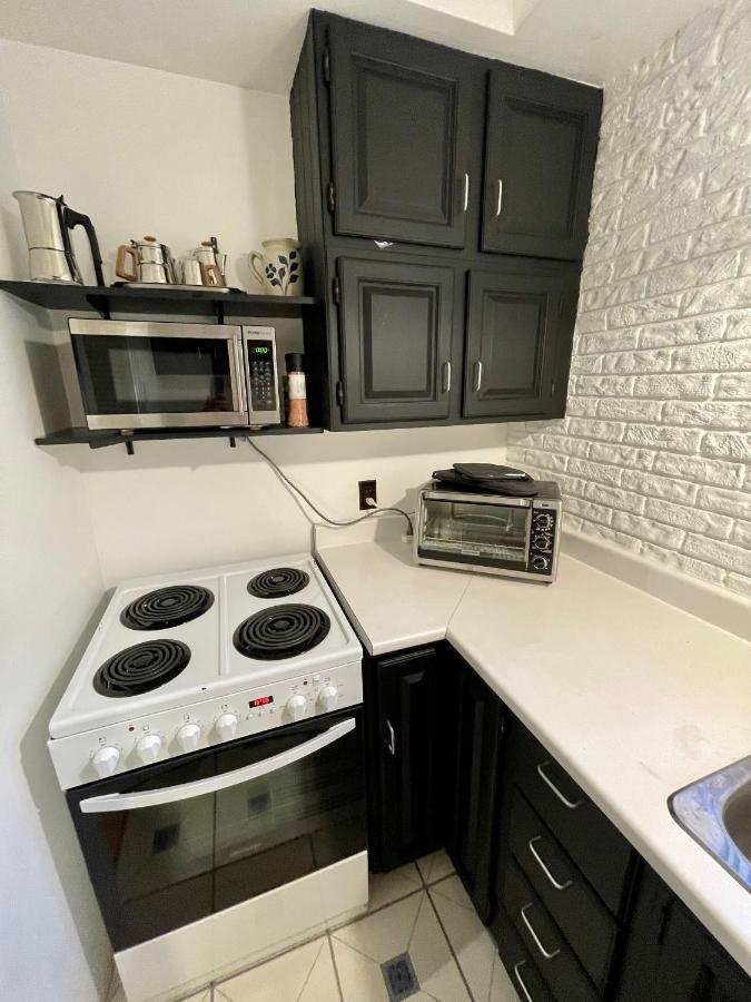 Cozy In Great Location With Free Parking - 31 Night Minimum Montreal