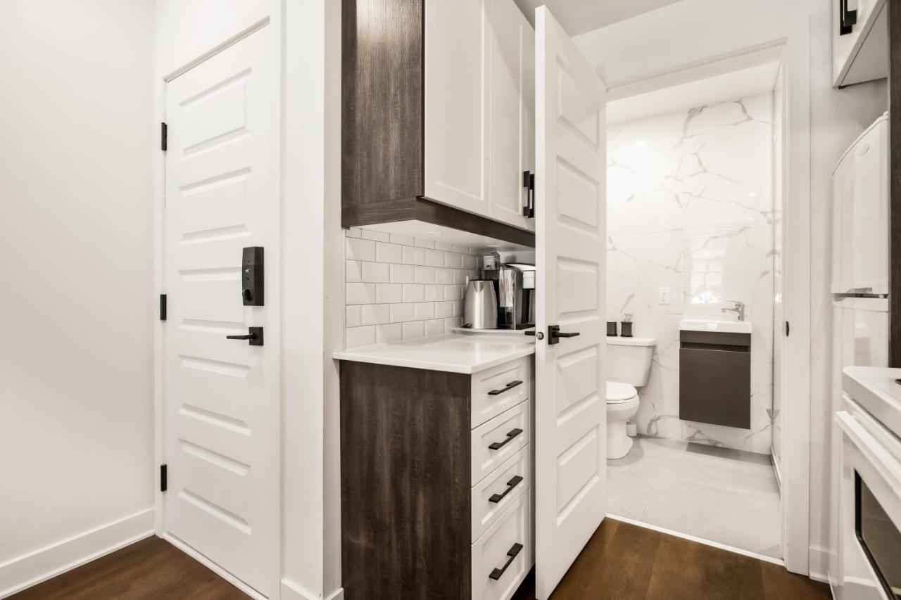 M11 Upscale Comfy Wac In Perfect Location