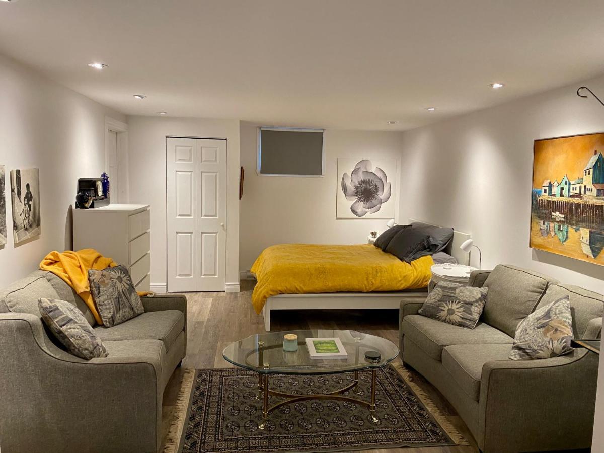 Lovely, Fully Equipped Bachelor, Close To All Needs! Apartment Montreal