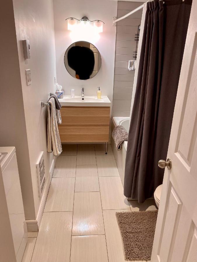 Lovely, Fully Equipped Bachelor, Close To All Needs! Apartment Montreal
