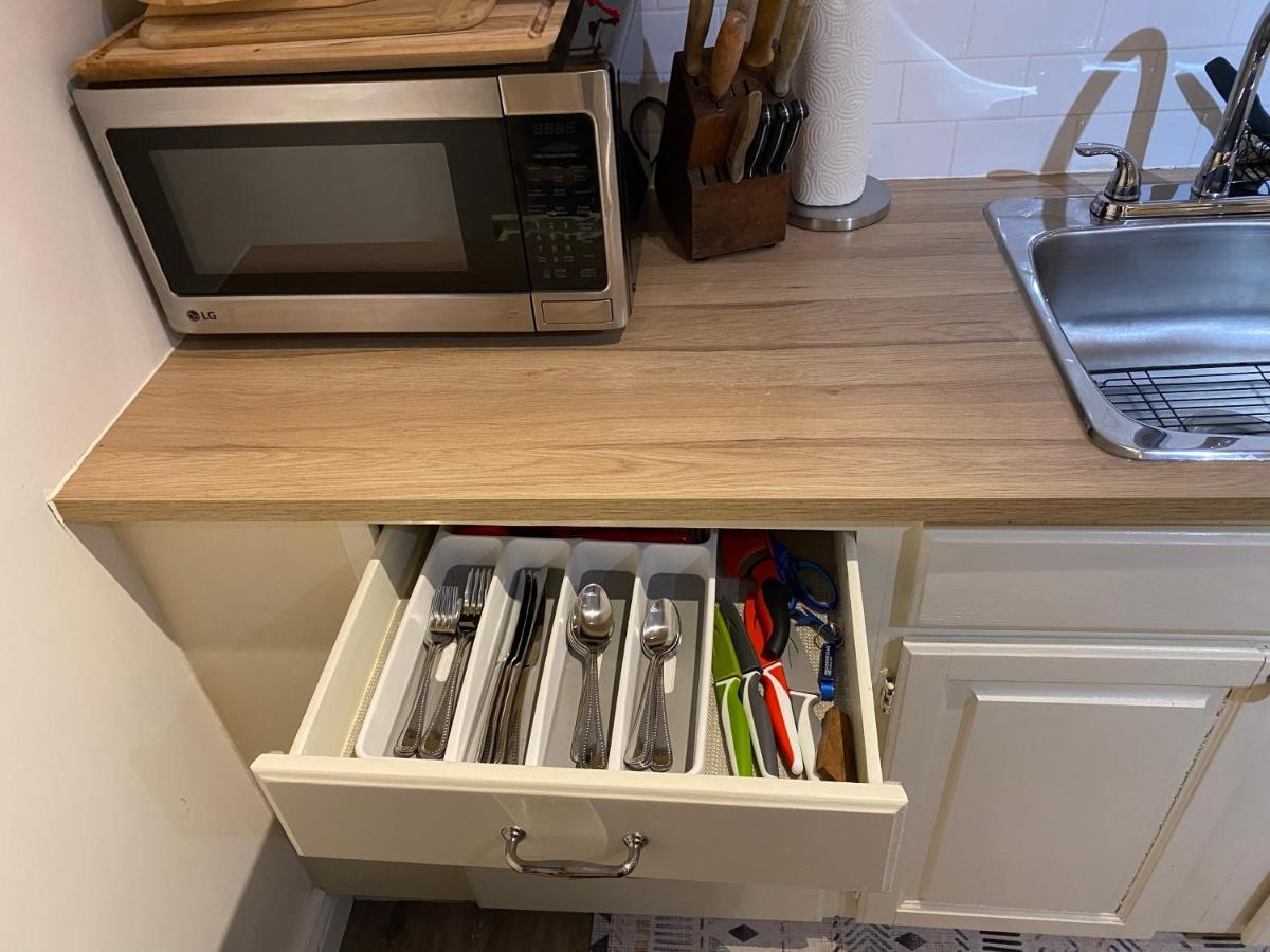 Apartment Lovely, Fully Equipped Bachelor, Close To All Needs! *