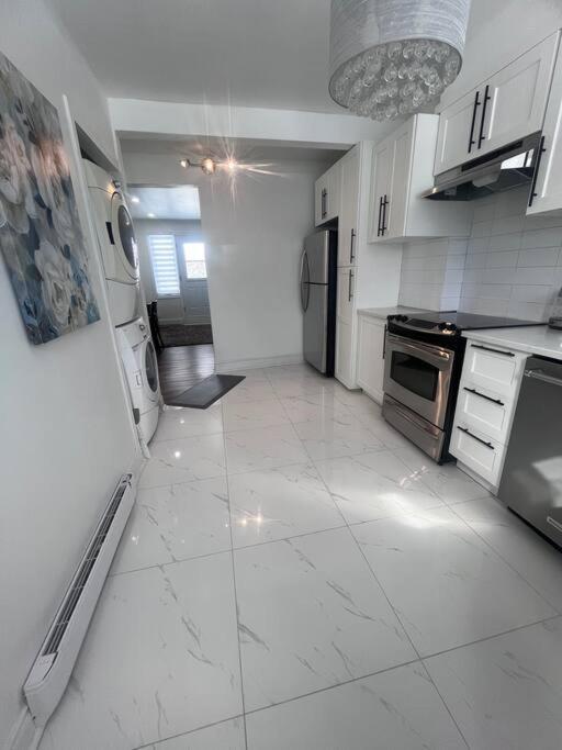 Renovated 2bedrooms With Free Parking Apartment *