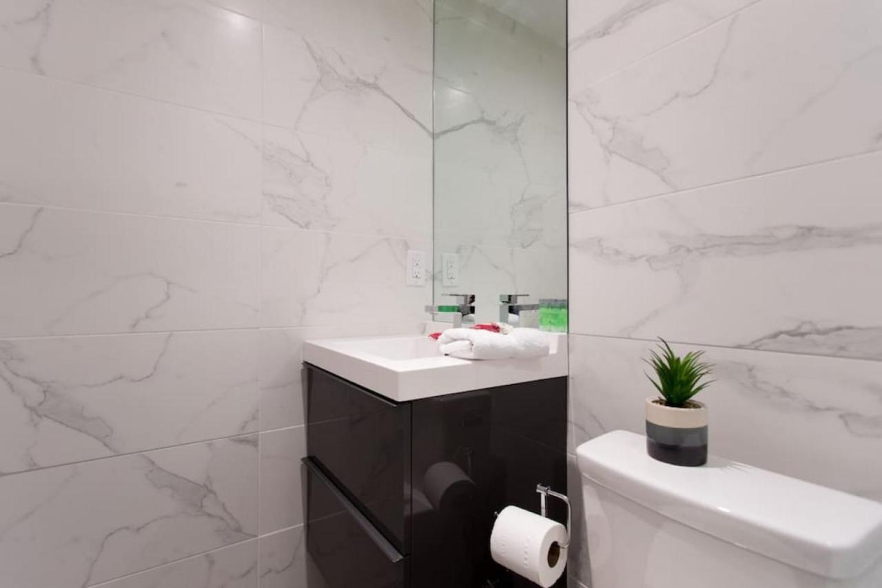 Apartment Palms Little Italy With Full Bathroom By Denstays *