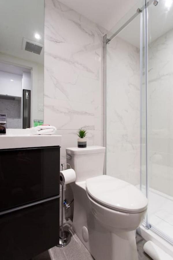 Palms Little Italy With Full Bathroom By Denstays Apartment Montreal
