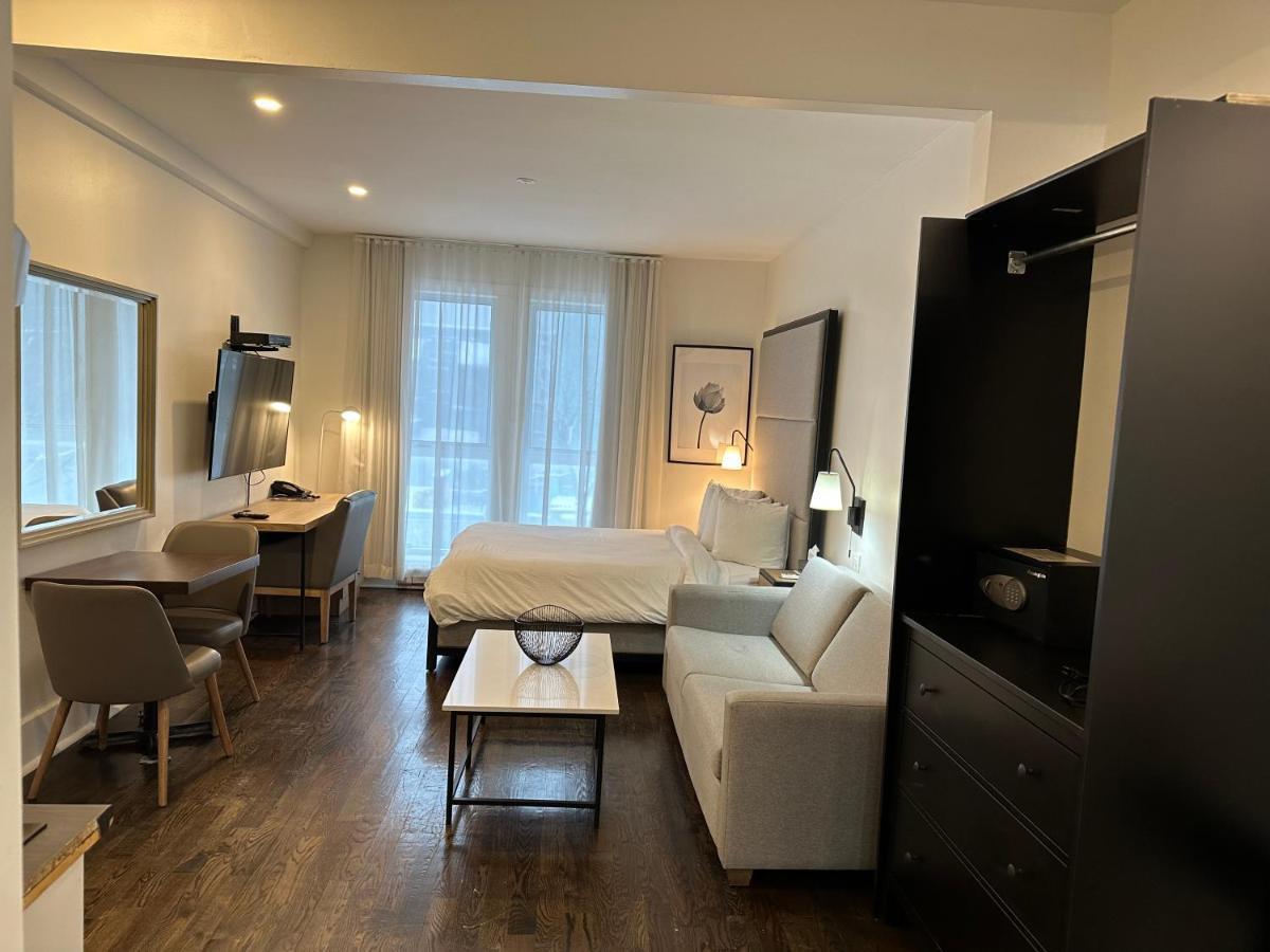 & Carre Saint-louis Montreal