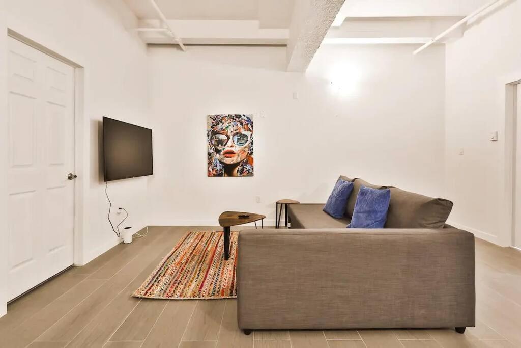 Amazing Location And Trendy Neighborhood Apartment *