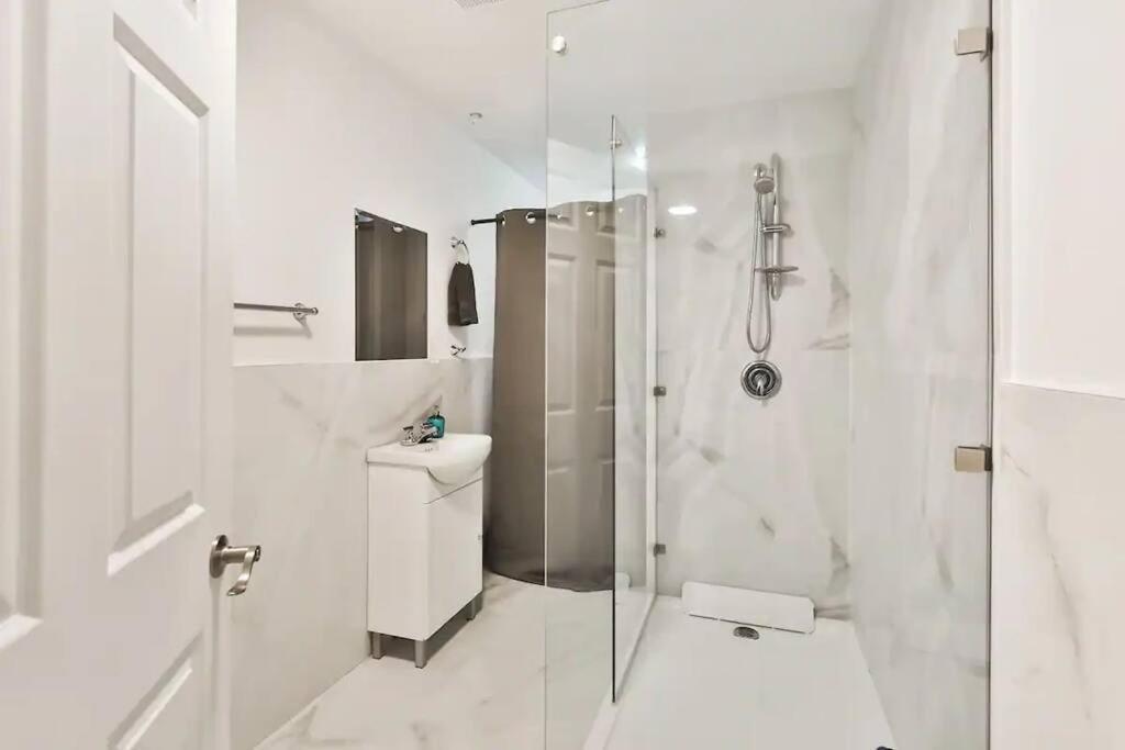 Amazing Location And Trendy Neighborhood *