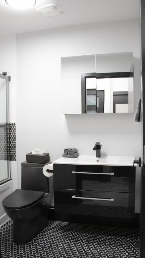 Chic 1-bedroom Retreat In Montreal's Vibrant Plateau Mont-royal Area - 3 Apartment *
