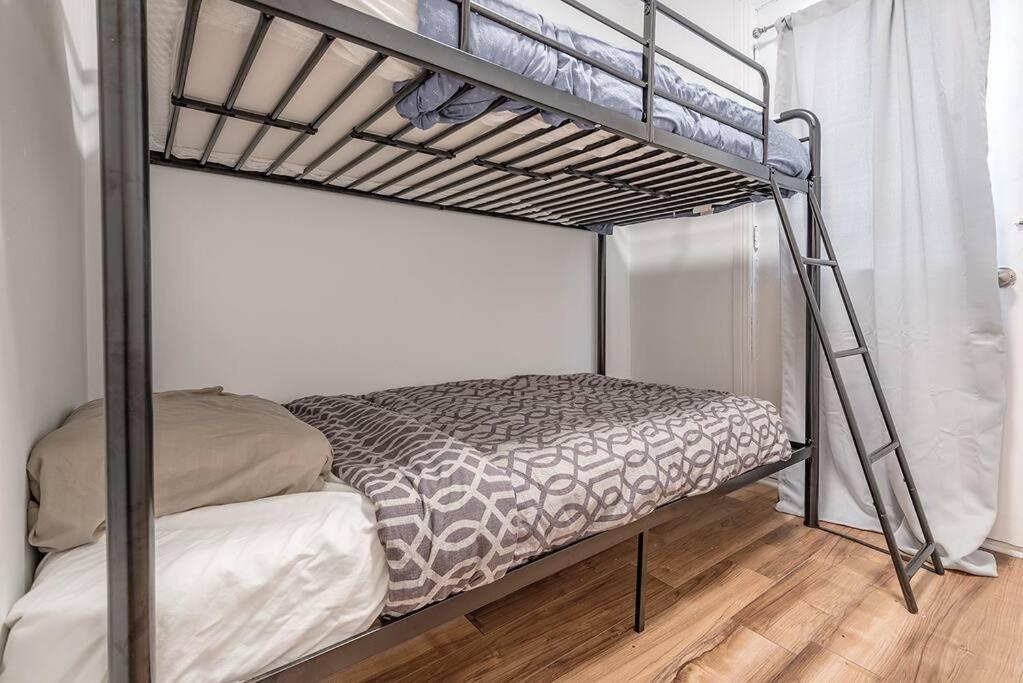 Modest 4bedr Apt - 5mins Walk From Parc Lafontaine Apartment