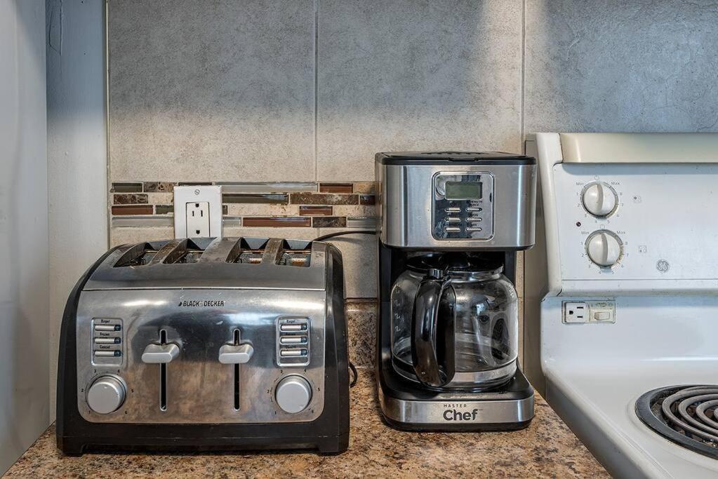 Modest 4bedr Apt - 5mins Walk From Parc Lafontaine * Montreal