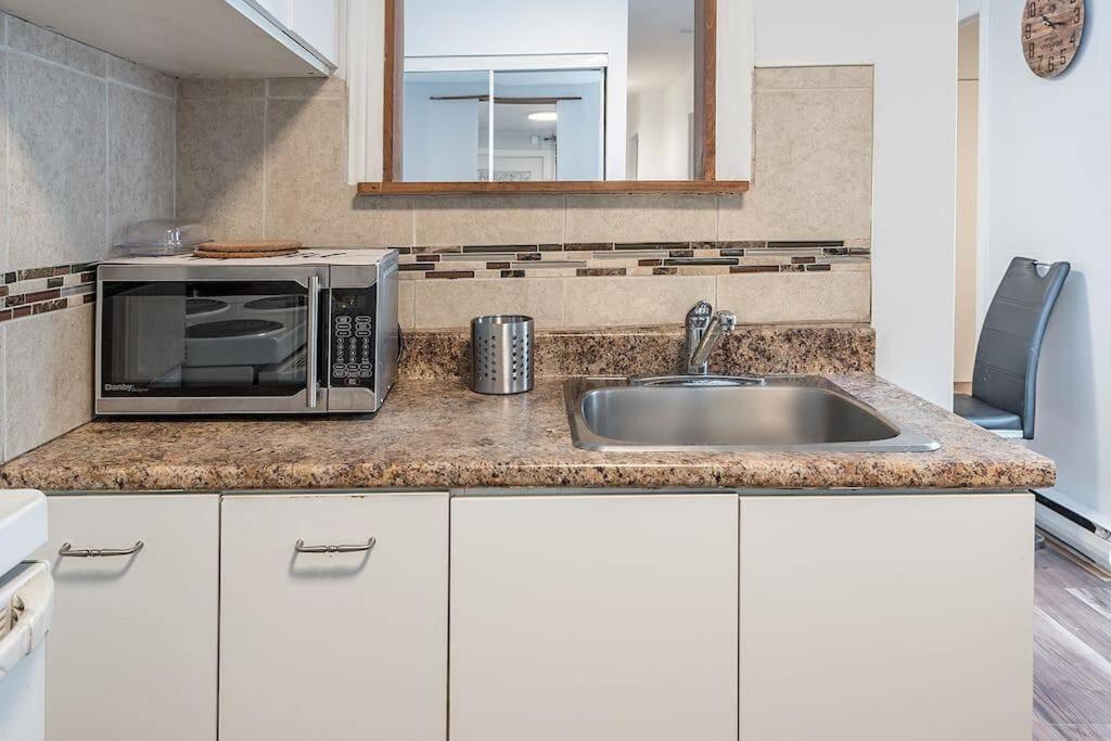 Modest 4bedr Apt - 5mins Walk From Parc Lafontaine *
