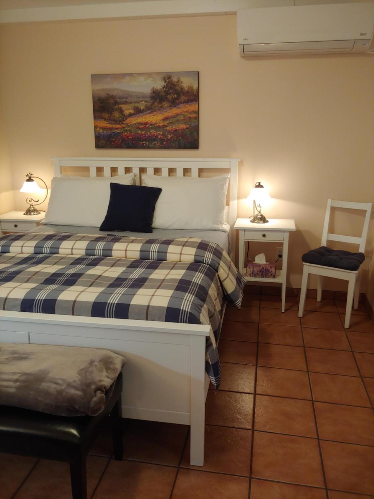 3 Bedrooms 3 Beds Near Metro -2 Parking Free Montreal