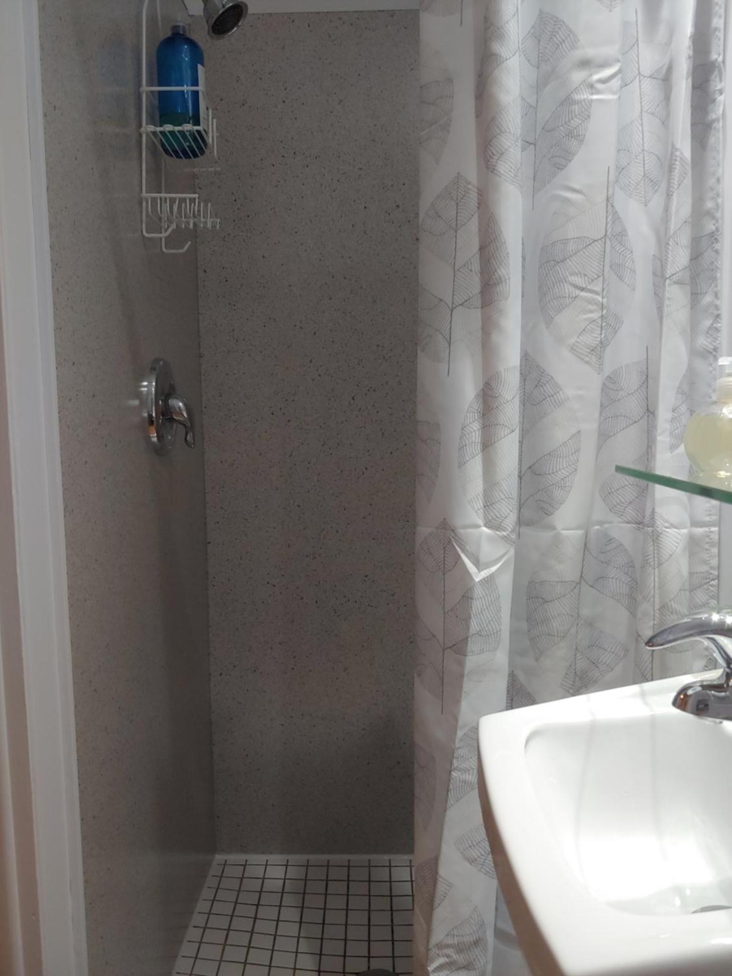 3 Bedrooms 3 Beds Near Metro -2 Parking Free Apartment *