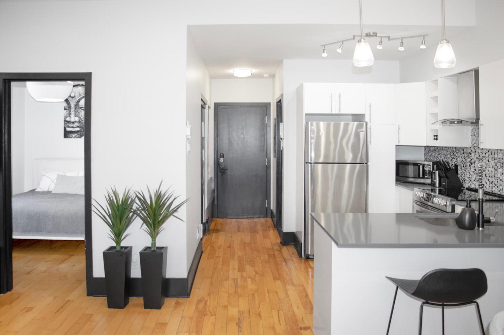 Chic 1-bedroom Retreat In Montreal's Vibrant Plateau Mont-royal Area - 3