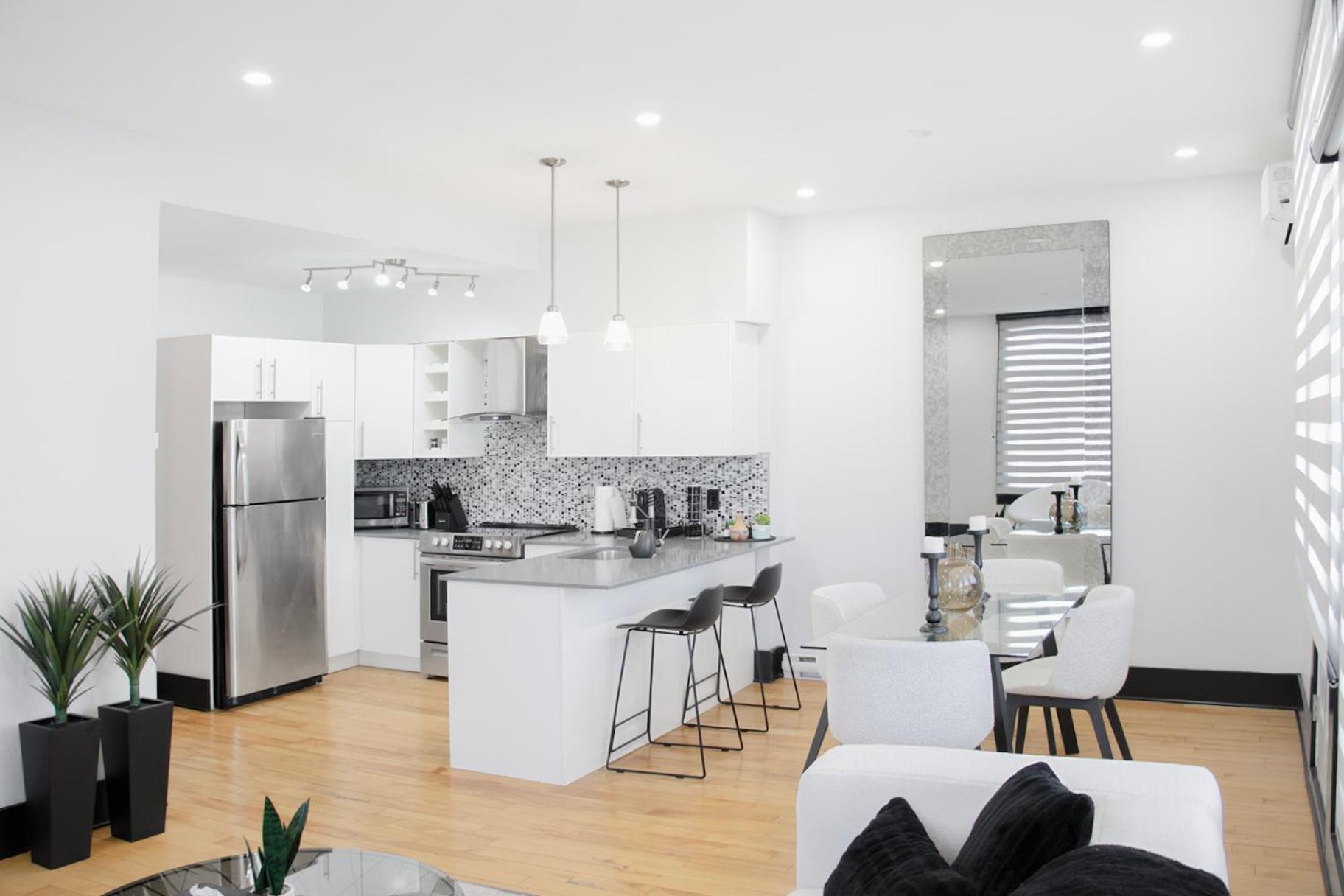 Chic 1-bedroom Retreat In Montreal's Vibrant Plateau Mont-royal Area - 3