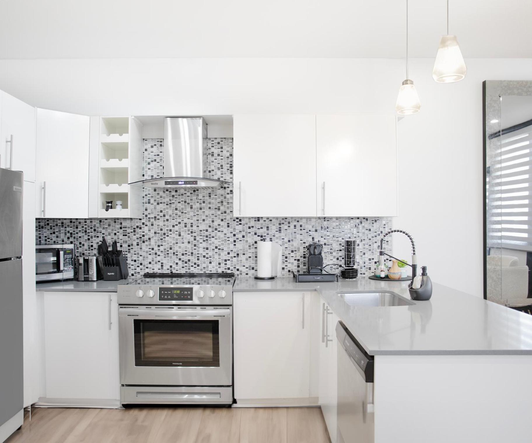 Apartment Chic 1-bedroom Retreat In Montreal's Vibrant Plateau Mont-royal Area - 3 *