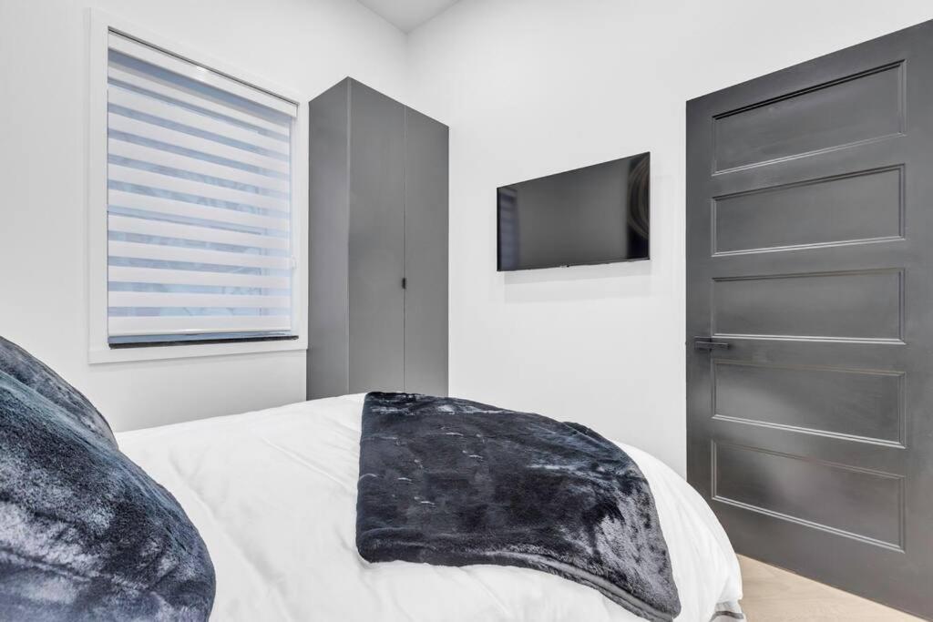 Stylish 2-bedroom Getaway, Luxurious & Conveniently Located To Experience The Pulse Of The - 5 Apartment Montreal