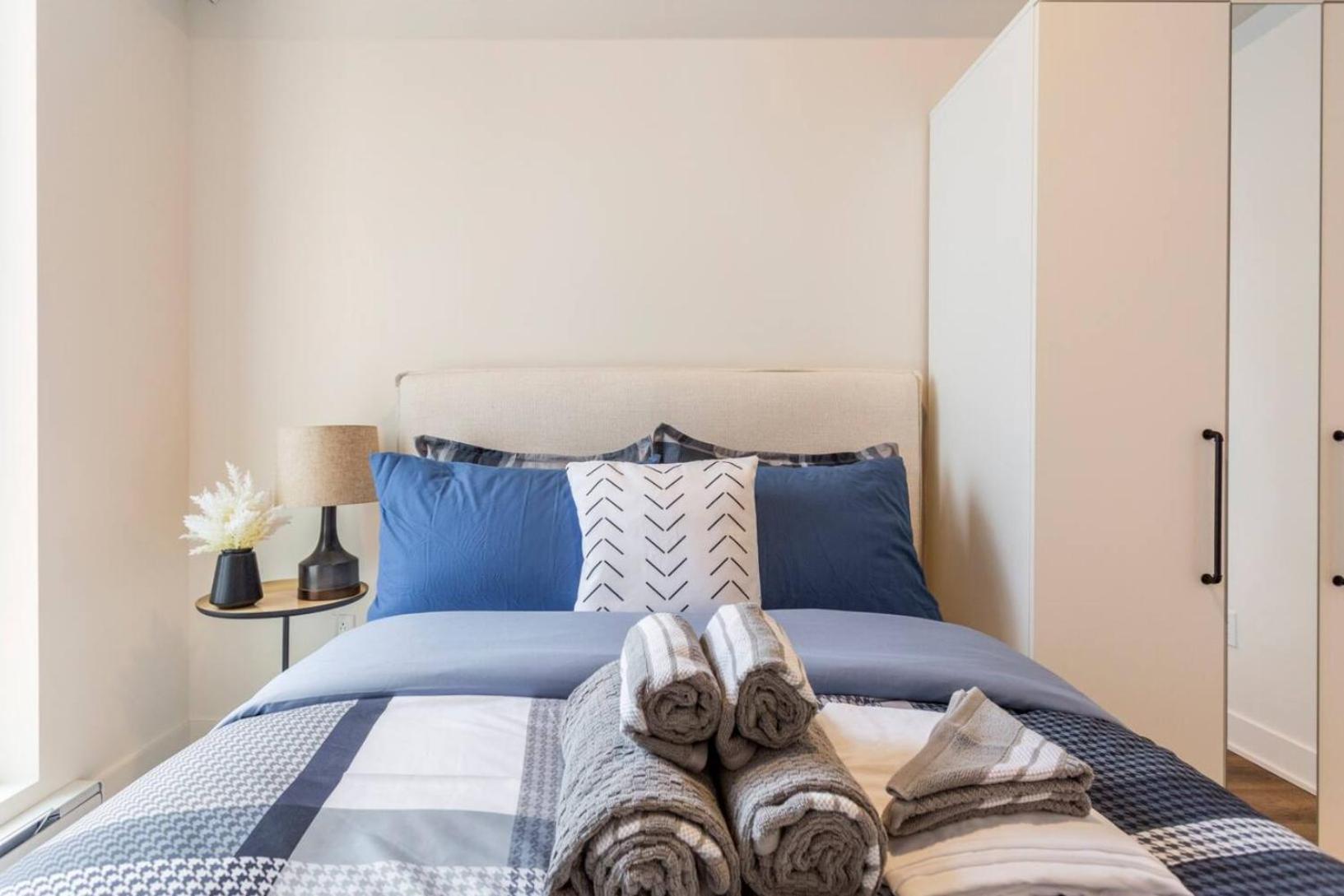 2br+gym For Vip Corporate & Students Downtown Mtl Apartment *