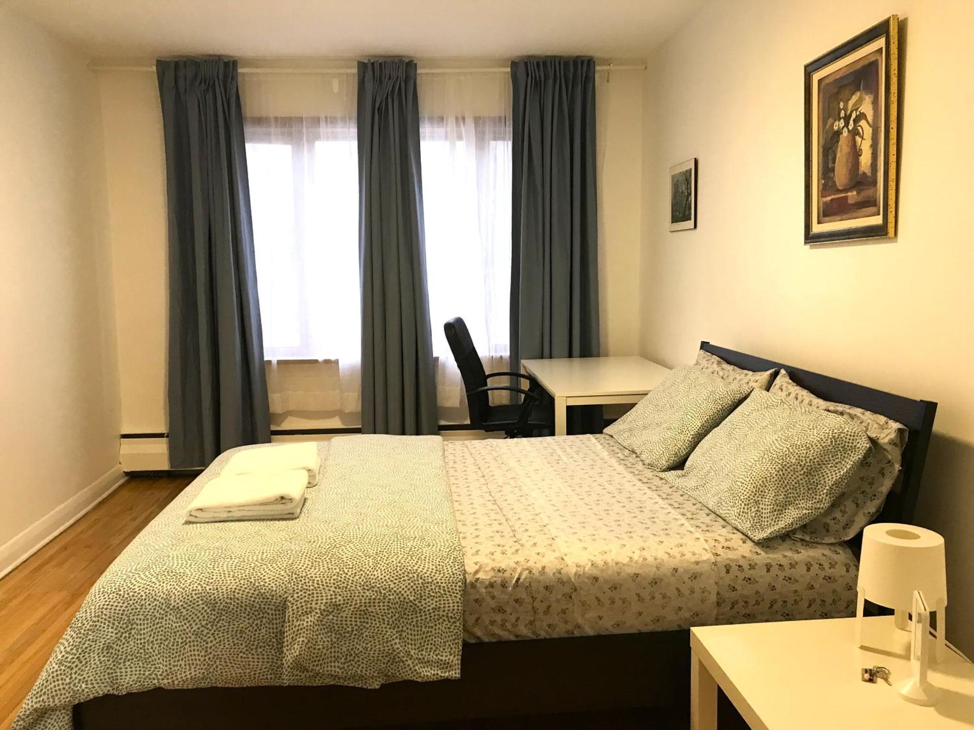 Big Private Midmontreal Next To Station Metro - Parking Free Homestay *