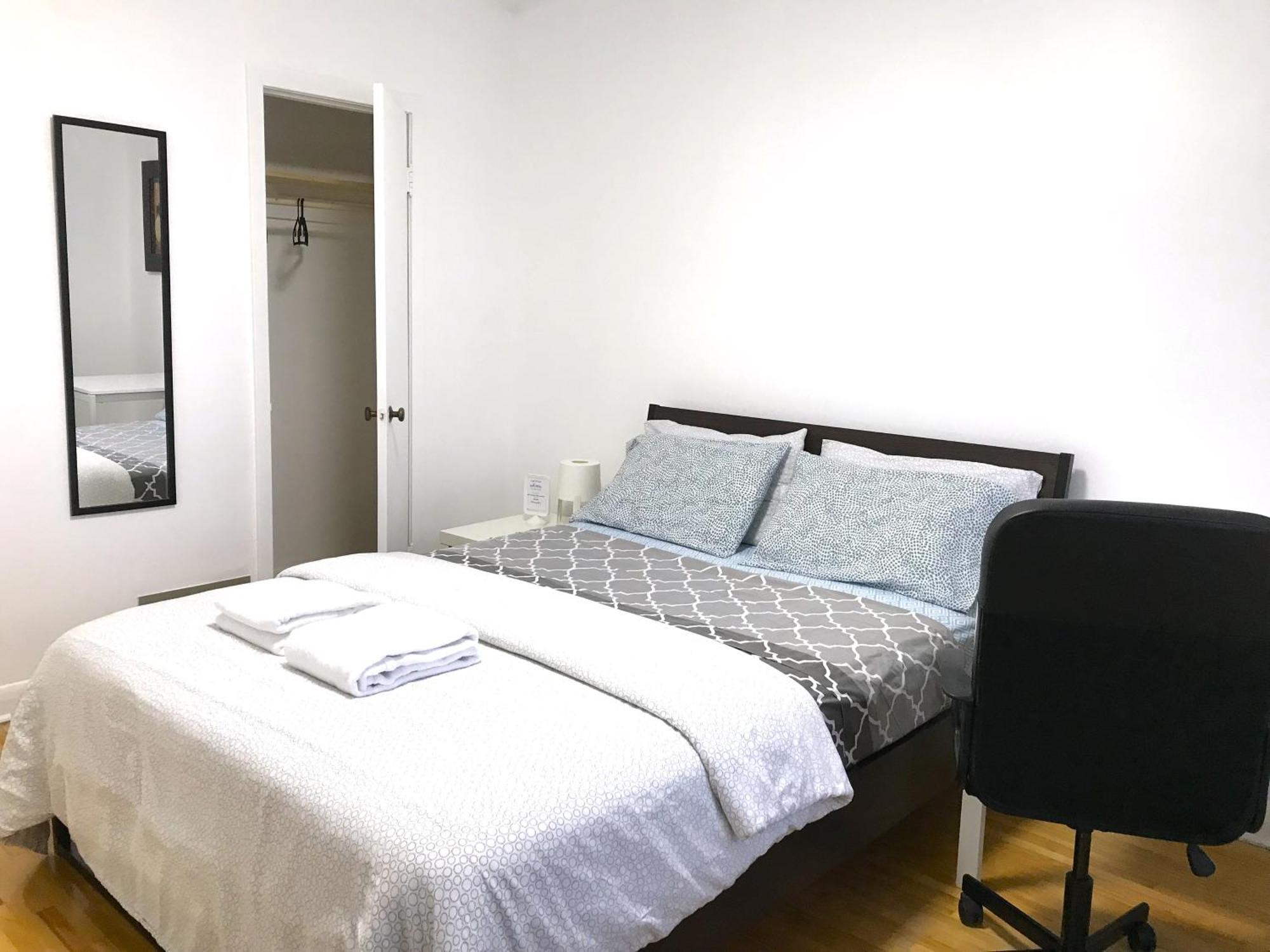 Big Private Midmontreal Next To Station Metro - Parking Free Montreal