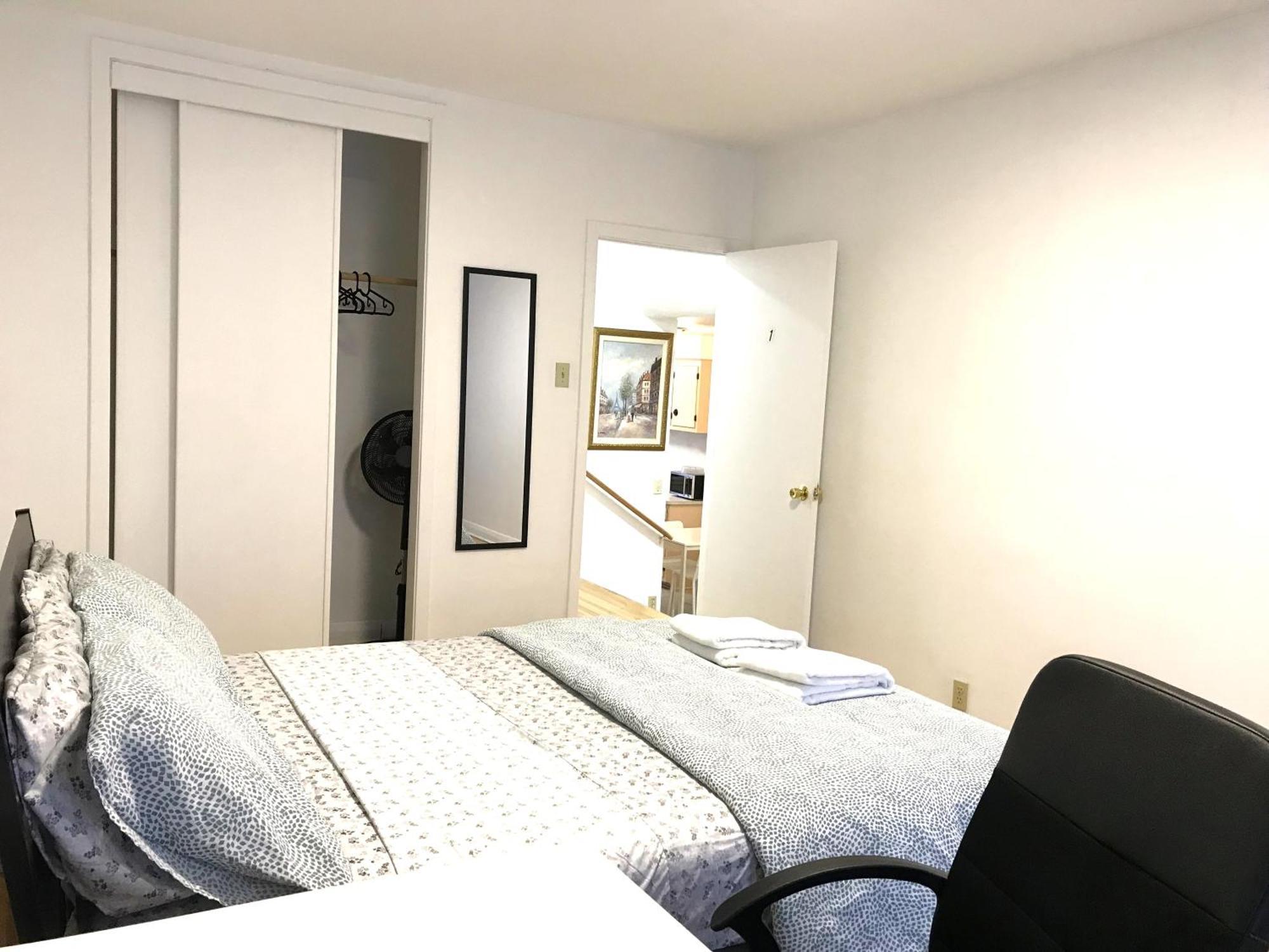 Big Private Midmontreal Next To Station Metro - Parking Free Homestay Montreal