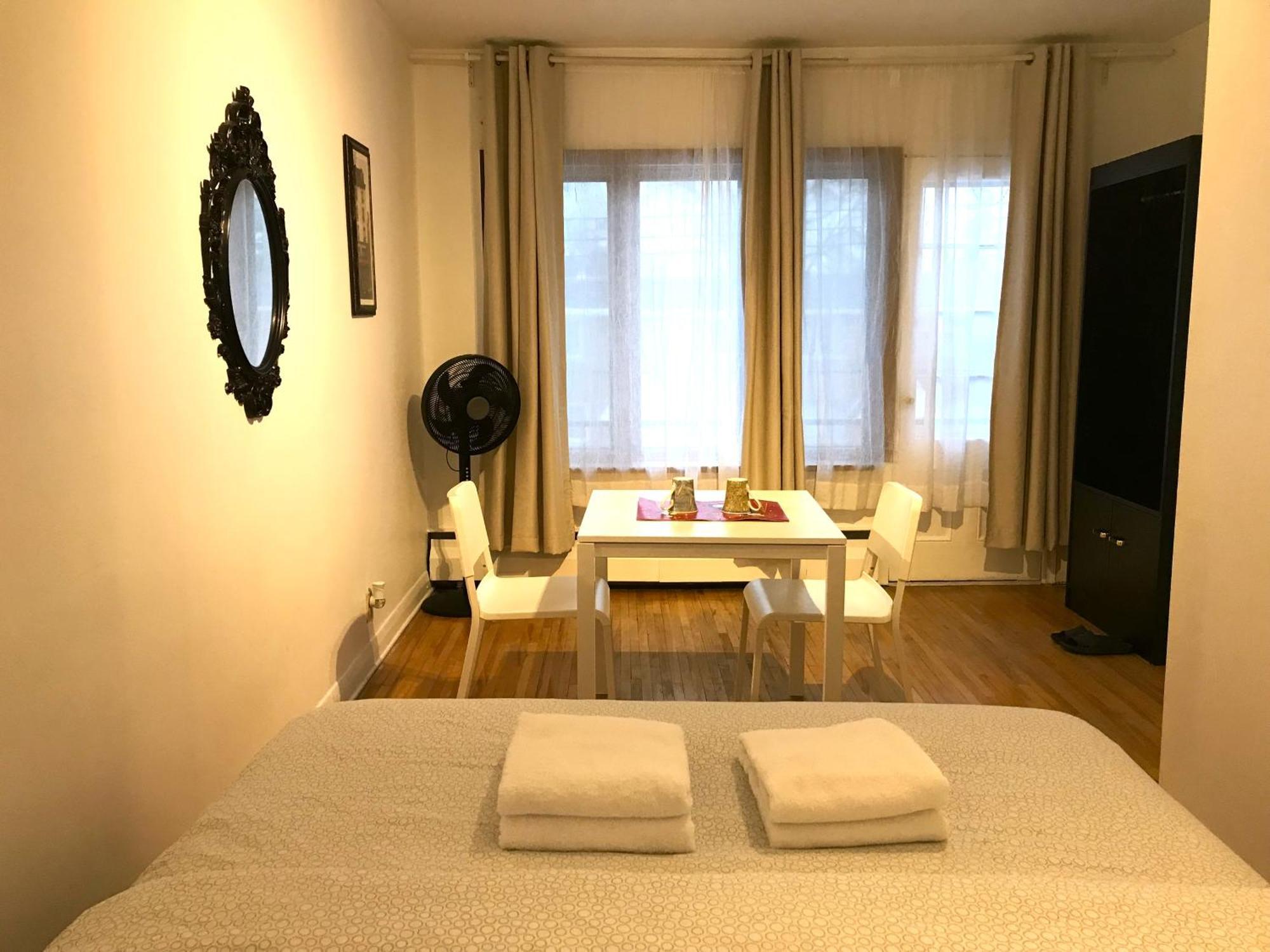 Big Private Midmontreal Next To Station Metro - Parking Free Homestay *