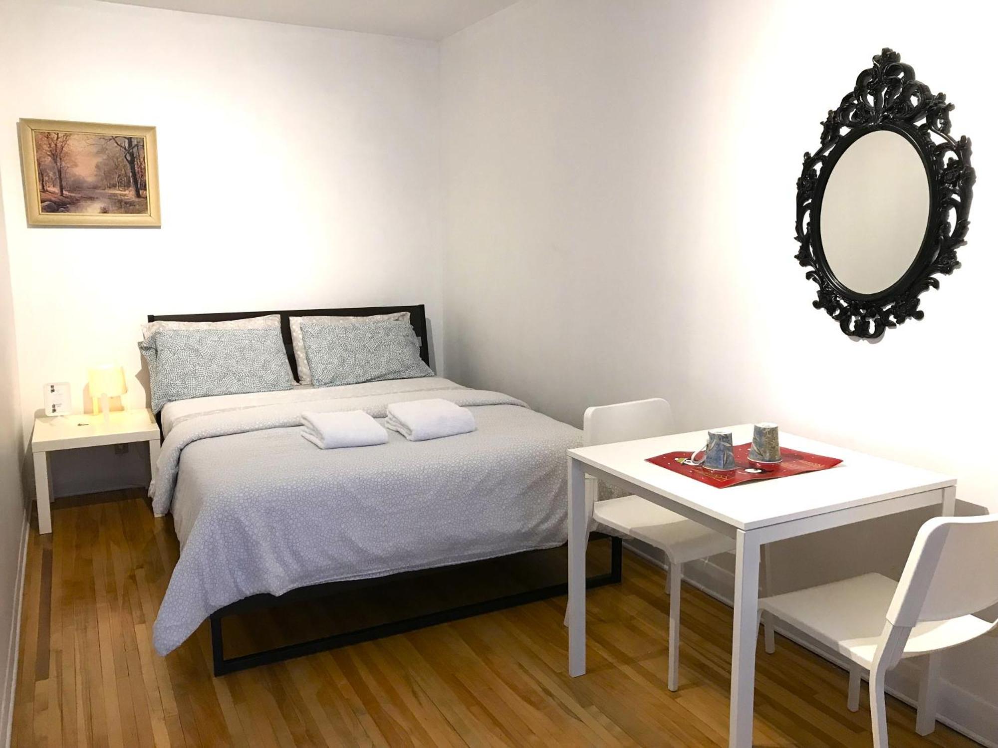 Big Private Midmontreal Next To Station Metro - Parking Free Montreal