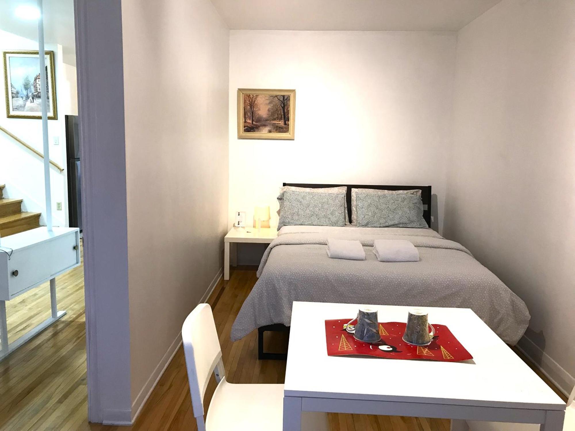 Big Private Midmontreal Next To Station Metro - Parking Free *