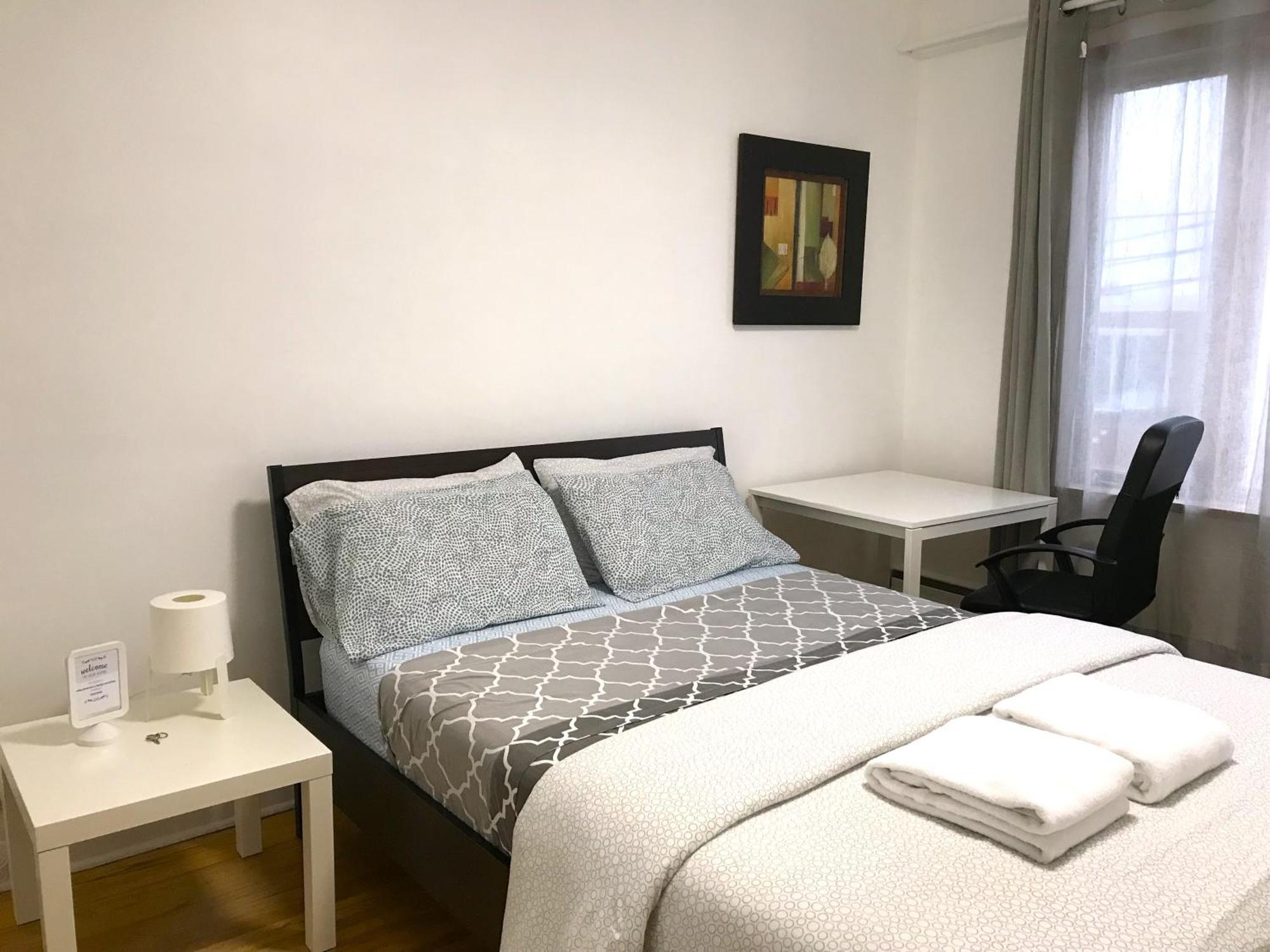 Big Private Midmontreal Next To Station Metro - Parking Free Homestay Montreal