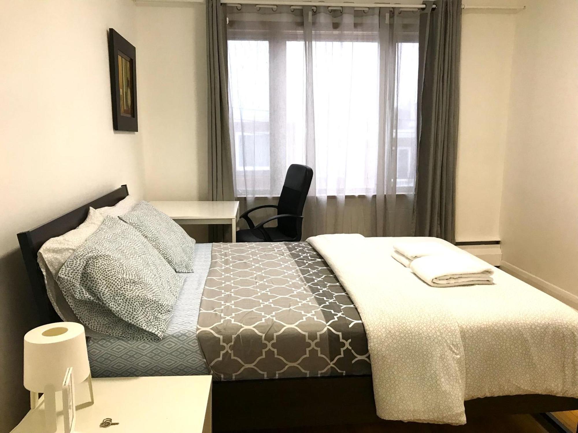 Big Private Midmontreal Next To Station Metro - Parking Free