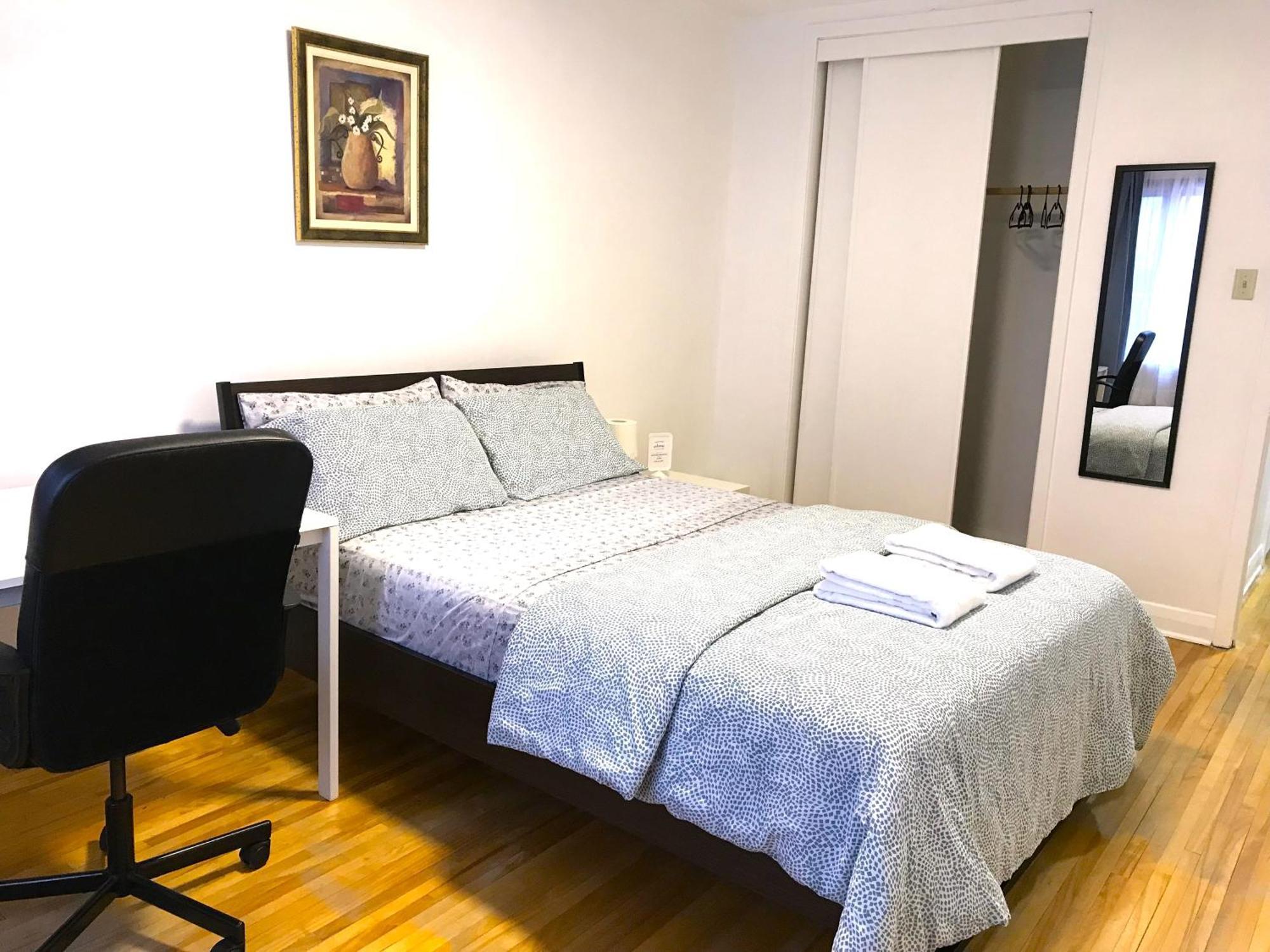 Homestay Big Private Midmontreal Next To Station Metro - Parking Free *