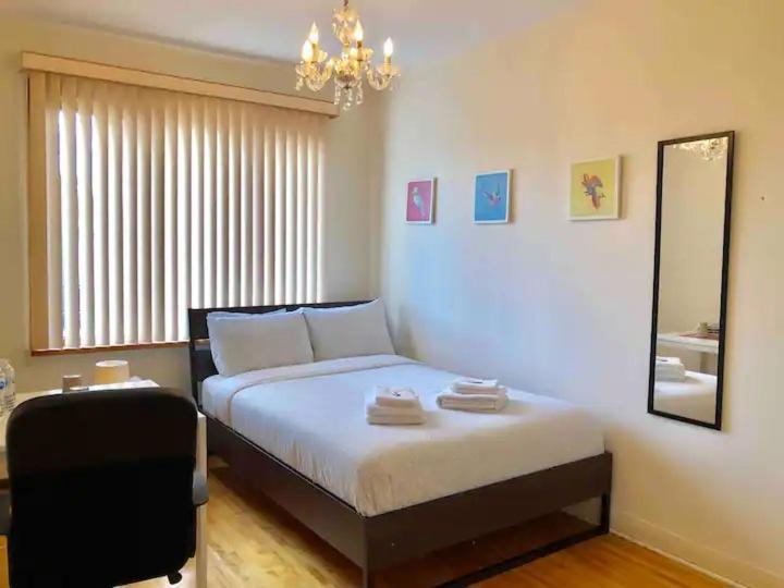 Homestay Big Private Midmontreal Next To Station Metro - Parking Free