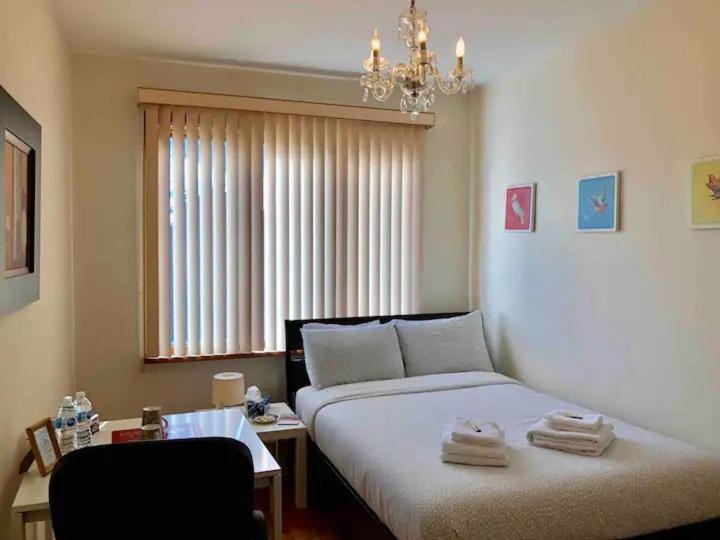 Homestay Big Private Midmontreal Next To Station Metro - Parking Free *