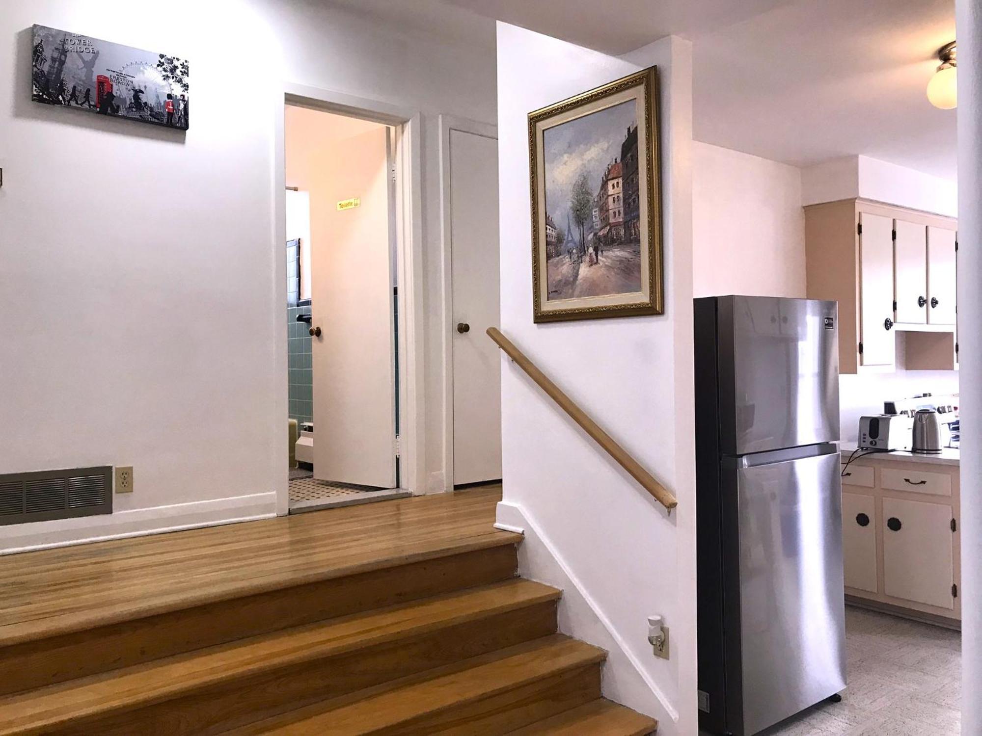 Big Private Midmontreal Next To Station Metro - Parking Free Homestay *