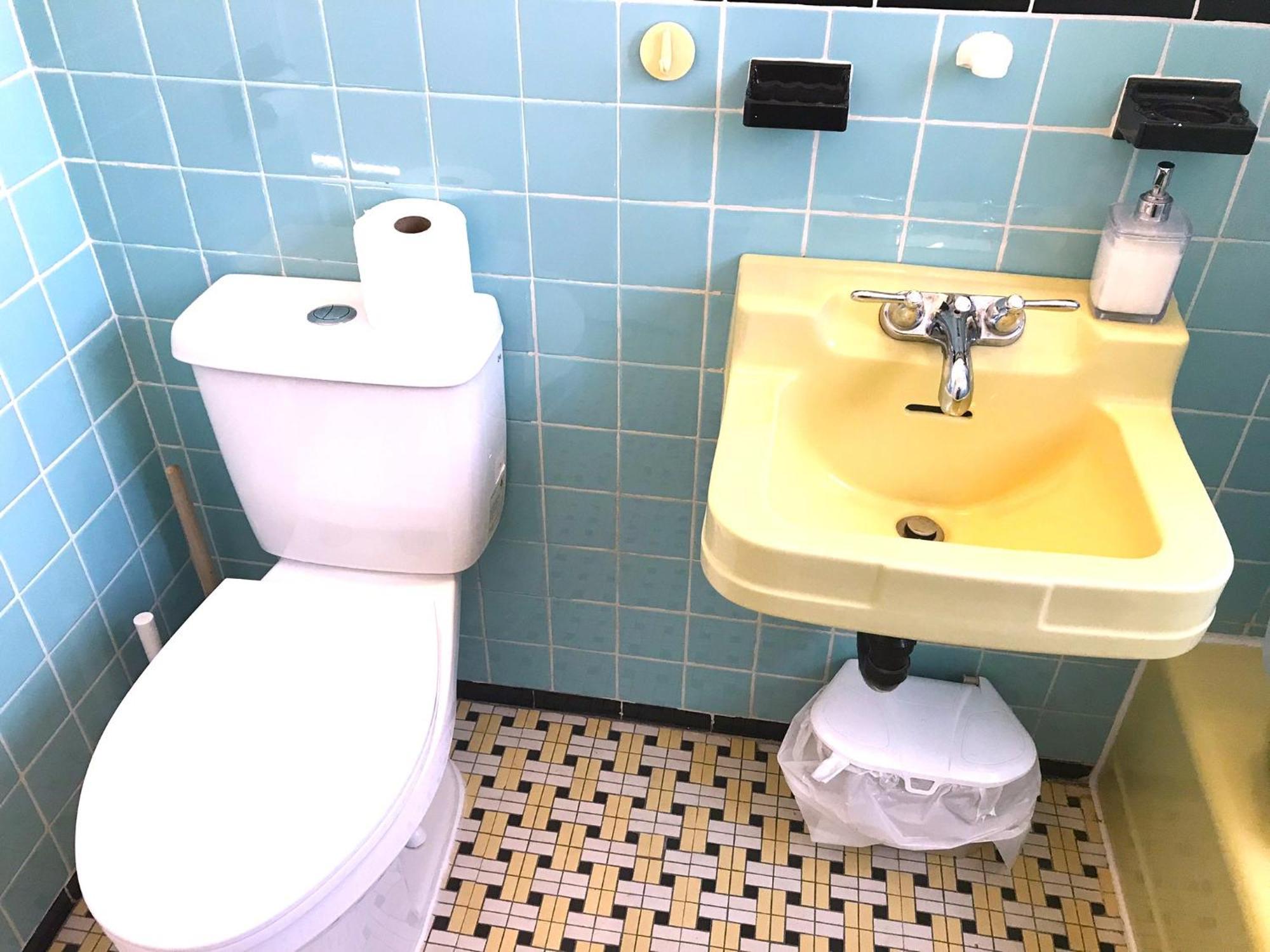 Homestay Big Private Midmontreal Next To Station Metro - Parking Free