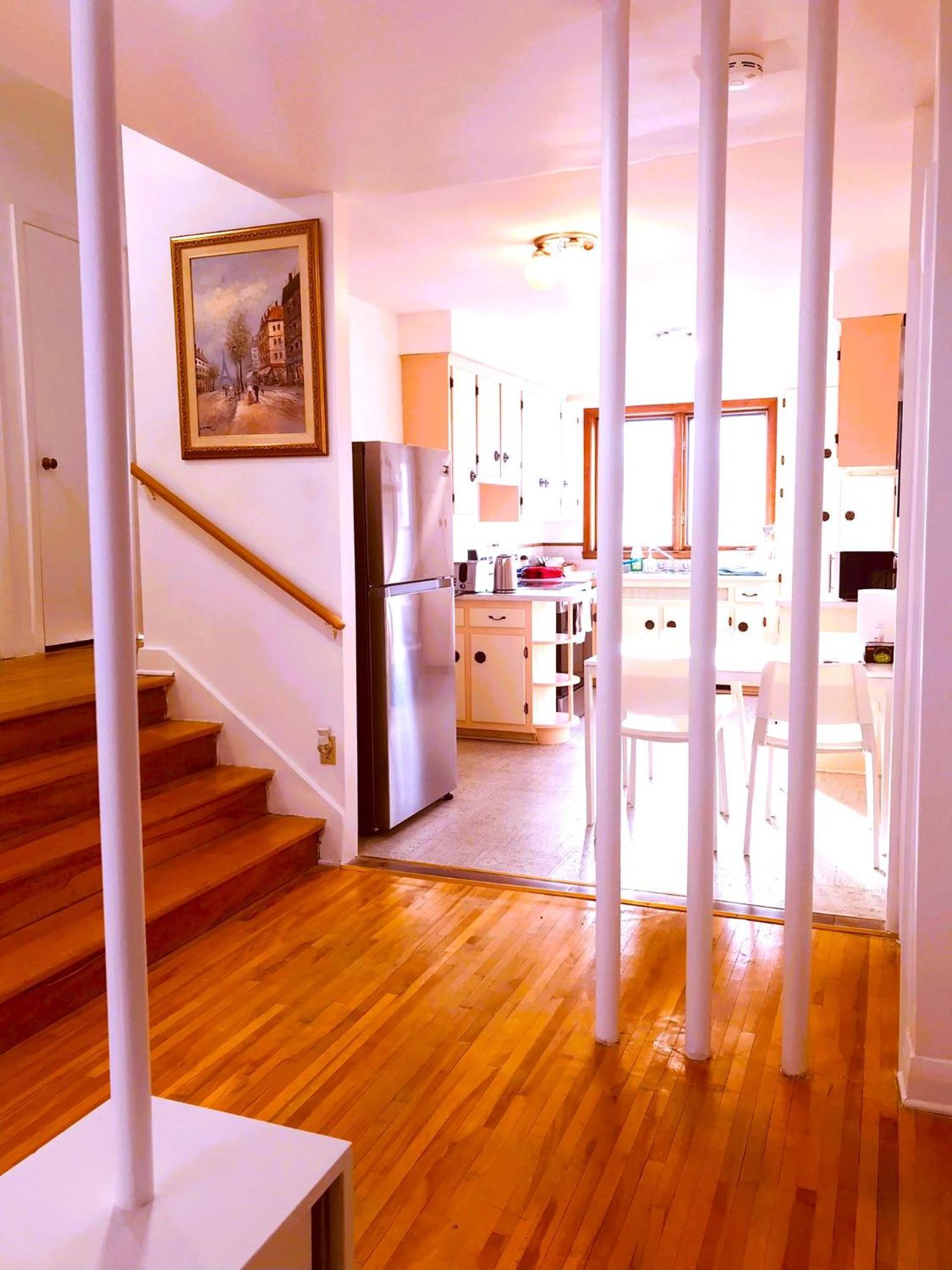 Big Private Midmontreal Next To Station Metro - Parking Free Homestay