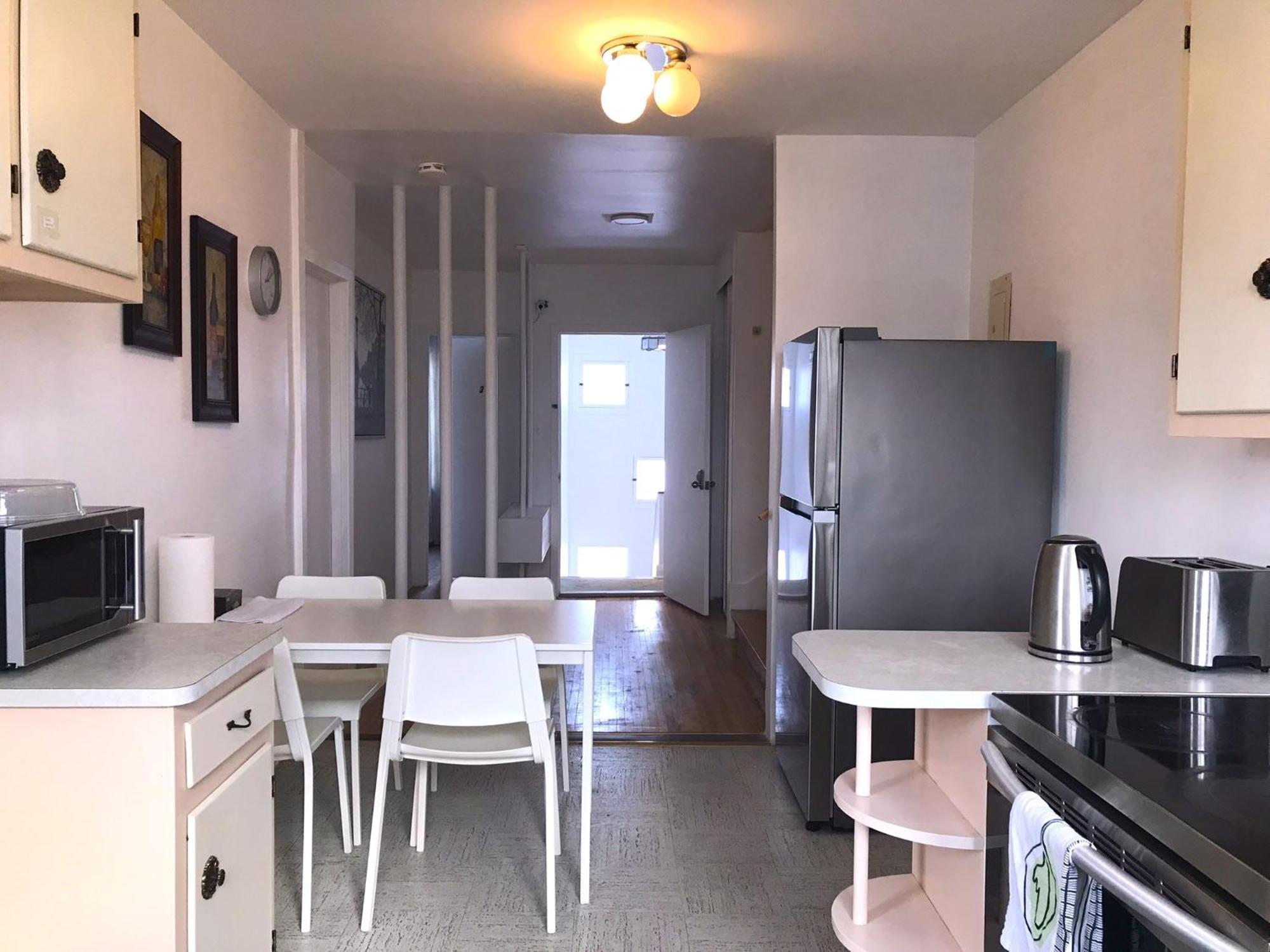 Big Private Midmontreal Next To Station Metro - Parking Free *