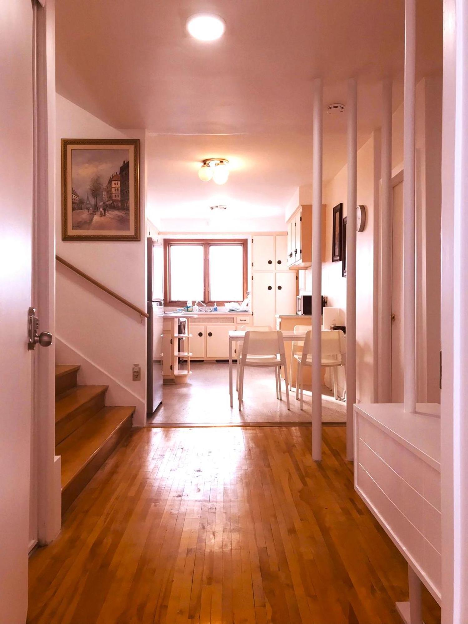 Homestay Big Private Midmontreal Next To Station Metro - Parking Free Montreal