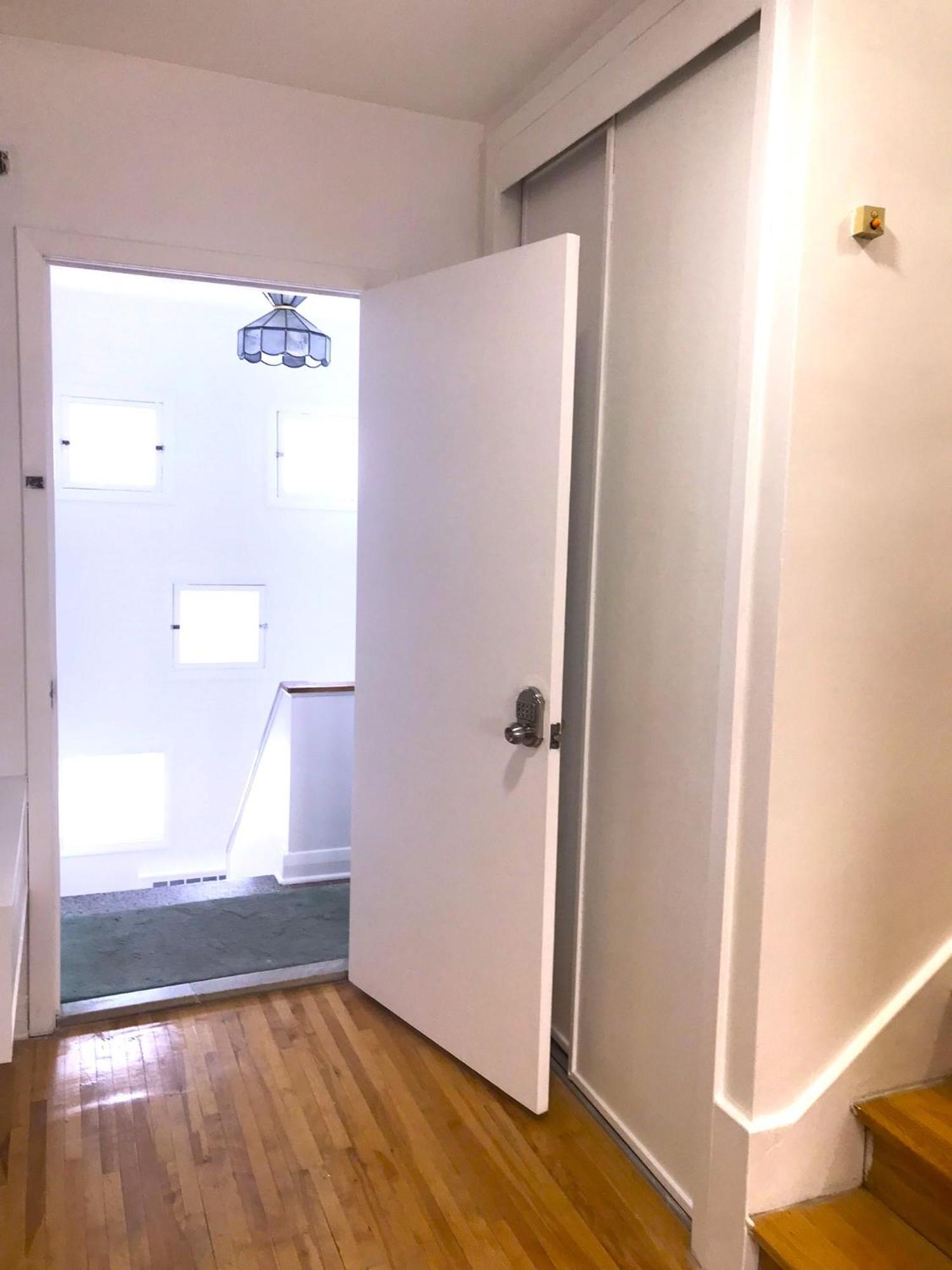 Big Private Midmontreal Next To Station Metro - Parking Free