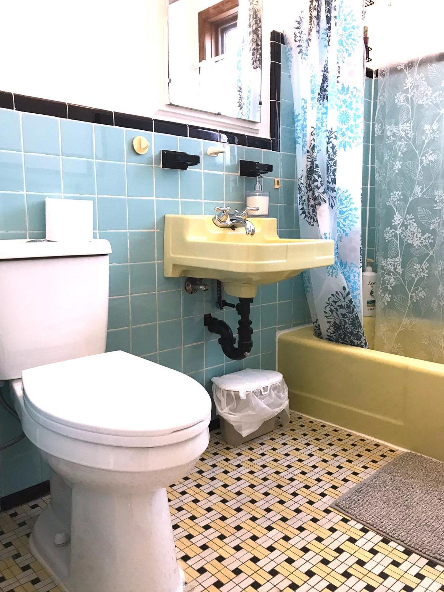 Homestay Big Private Midmontreal Next To Station Metro - Parking Free
